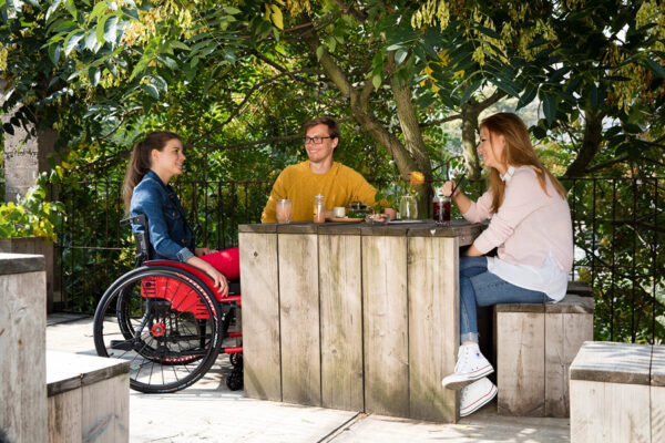 Photo fauteuil Trigo rouge en action en terrasse