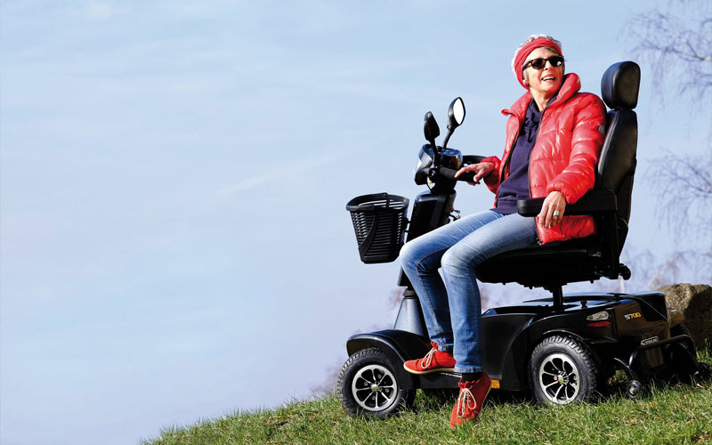 Photo Scooter Sterling S700 en arrêt en bordure de chemin